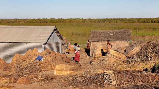 A vida cotidiana das pessoas em uma vila em Madagascar.