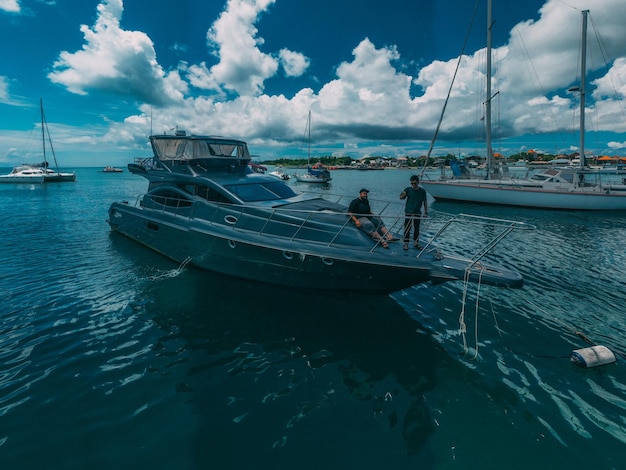 Foto a vida do movimentado porto de bali