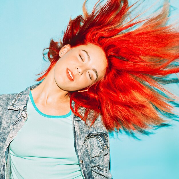 A vida é movimento. Garota brilhante com cabelo vermelho. Cabelo estiloso