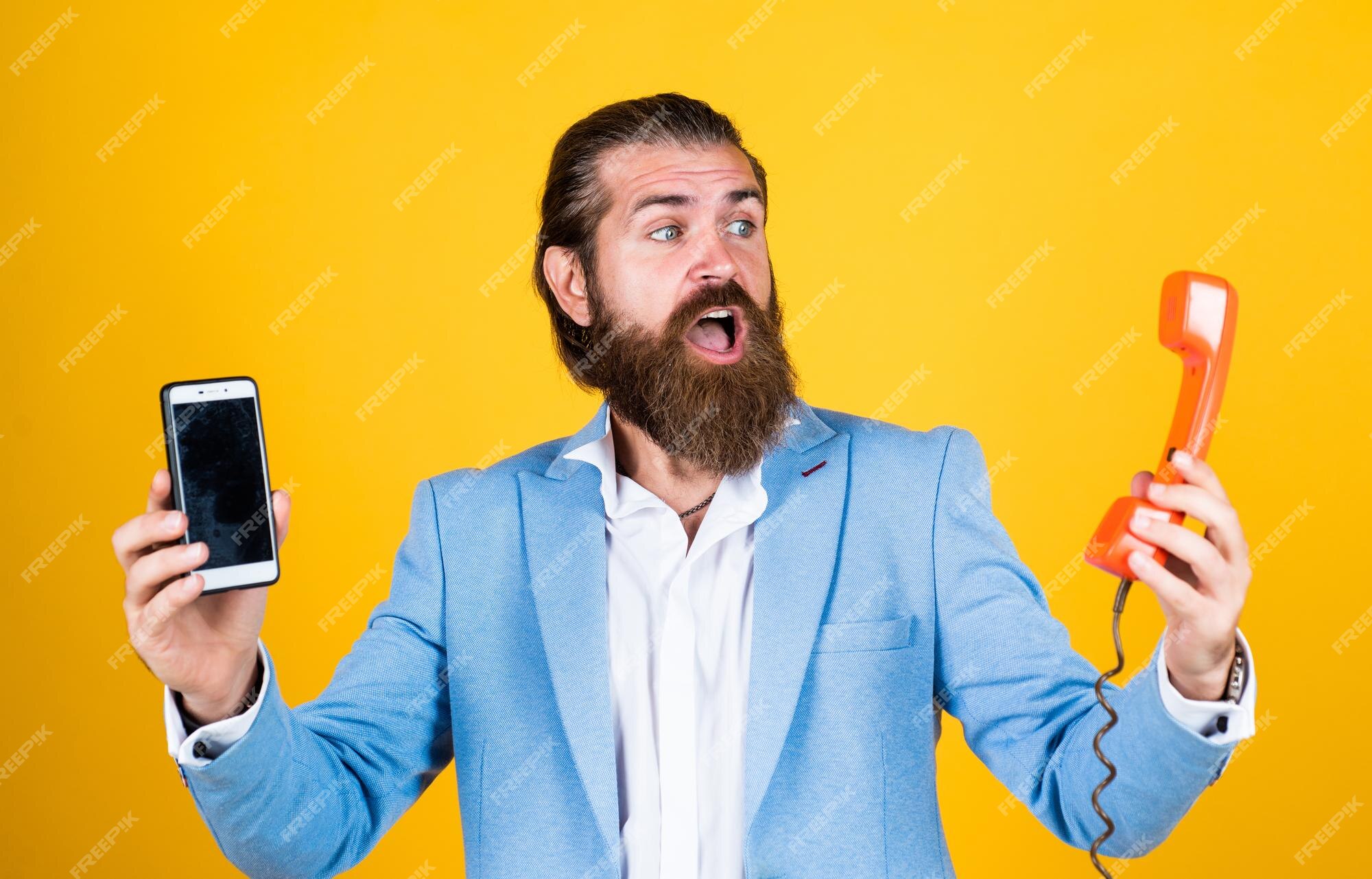 A vida encontra as possibilidades homem barbudo maduro com telefone retro  masculino segure smartphone comparar tecnologia telefone celular vs  telefone retro conceito de chamada de negócios do progresso da tecnologia  então e agora