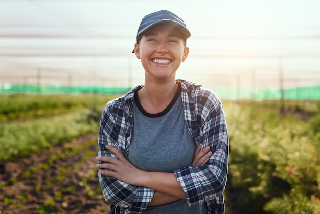 Foto a vida na fazenda é a vida para mim retrato recortado de uma jovem agricultora atraente em pé com os braços cruzados enquanto trabalhava na fazenda