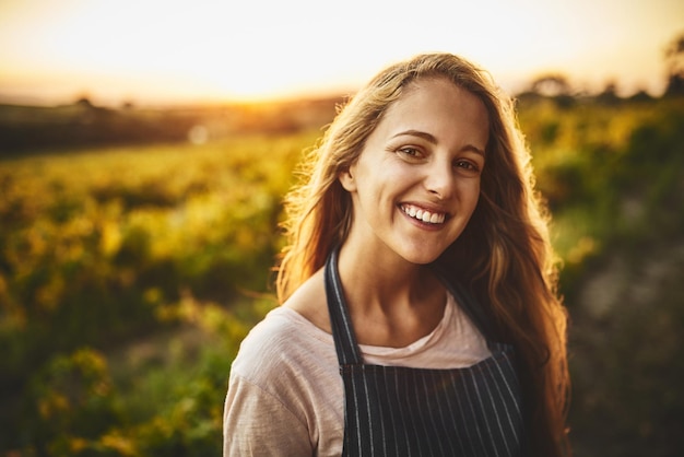 A vida simples é a vida feliz Retrato de uma jovem feliz trabalhando em uma fazenda