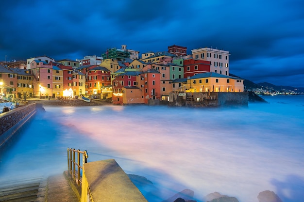 A vila de pescadores de Boccadasse no centro de Gênova, Itália, iluminada pela noite