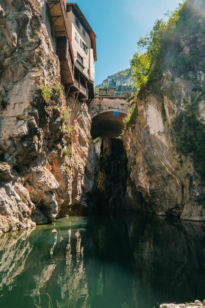 A vila de PontenRoyans e o rio Bourne nas montanhas Vercors dos Alpes franceses