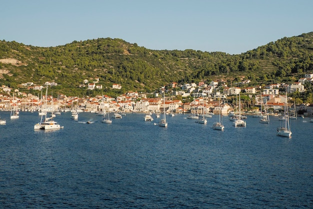 A vila de Vis Island Croácia vista do mar durante um dia de verão brilhante