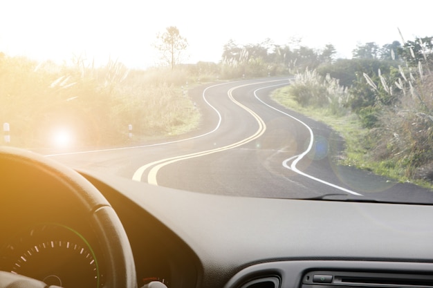 Foto a visão da área rural rural de dentro do carro