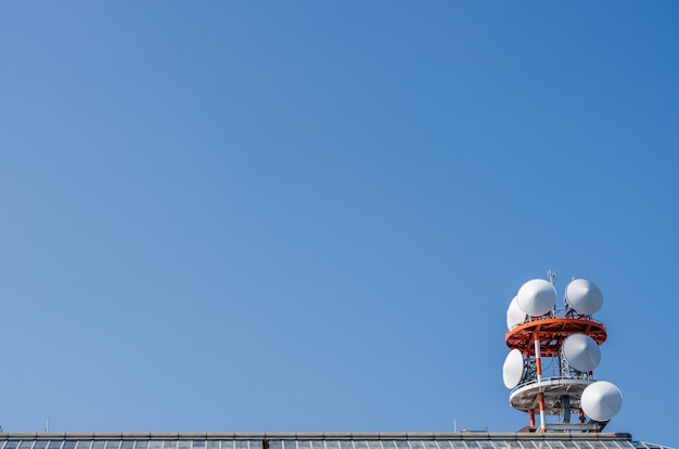 A visão de telecomunicações e céu azul