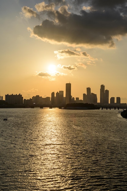 A visão noturna da cidade de Yeouido, um prédio alto, filmado na ponte Dongjak, em Seul, ao pôr do sol