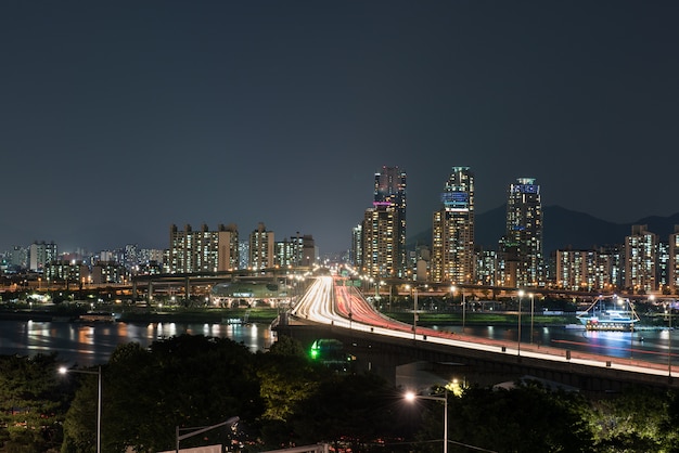 A visão noturna de rios e pontes na cidade