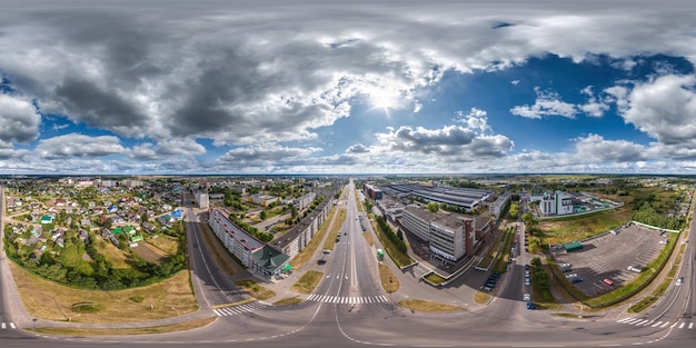 A visão panorâmica hdri 360 esférica completa e sem costura aérea de grande altura sobre a avenida larga na cidade provincial em projeção equiretangular pode ser usada como substituição do céu para o panorama 360 do drone