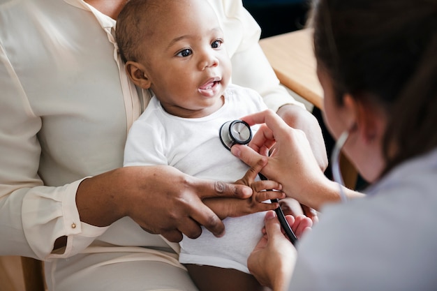 Foto a visita do bebê ao médico