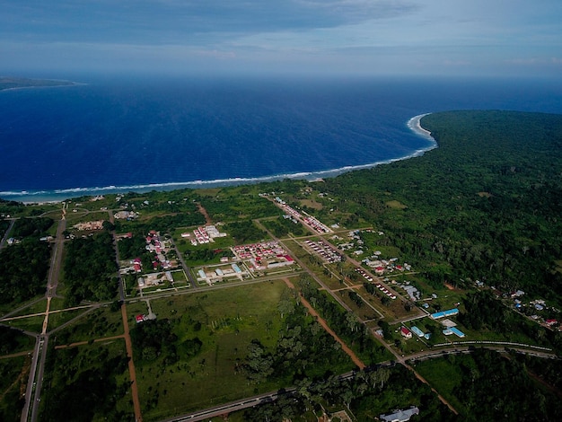 A vista aérea da cidade de Tiakur na ilha de Moa em Maluku