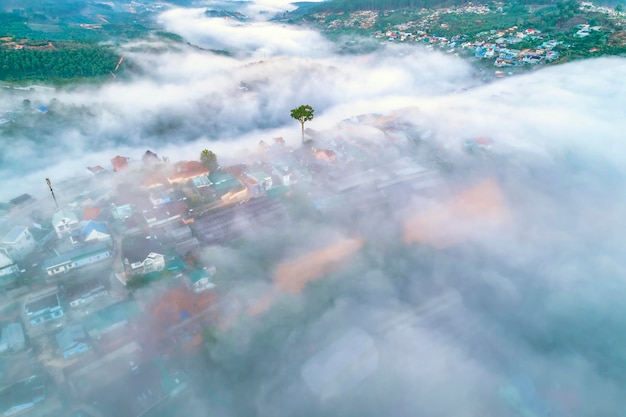 A vista aérea da cidade na névoa da manhã é linda nas terras altas de Da Lat, Vietnã