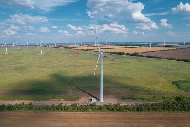 A vista aérea da turbina de energia eólica é uma fonte de energia renovável sustentável popular no belo céu nublado Turbinas de energia eólica gerando energia renovável limpa para o desenvolvimento sustentável