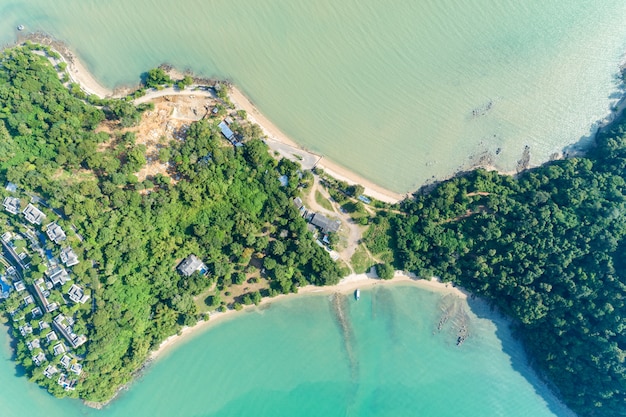 A vista aérea do zangão disparou do mar tropical com a ilha bonita do litoral em phuket tailândia.