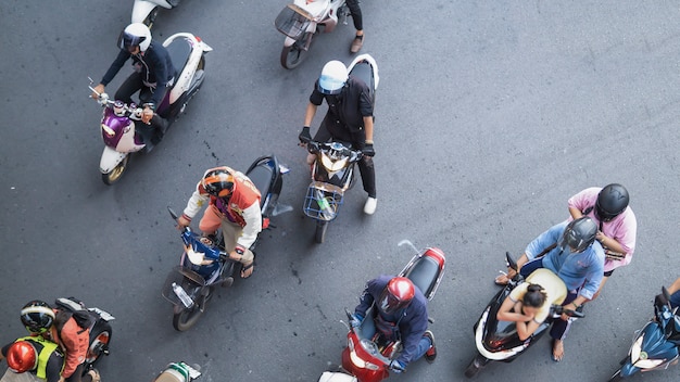 a vista aérea superior borrão pessoas nas motos estão se movendo na estrada da cidade.