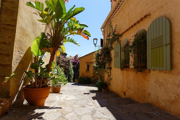 A vista da bela vila no sul da França Bormes les mimosa village