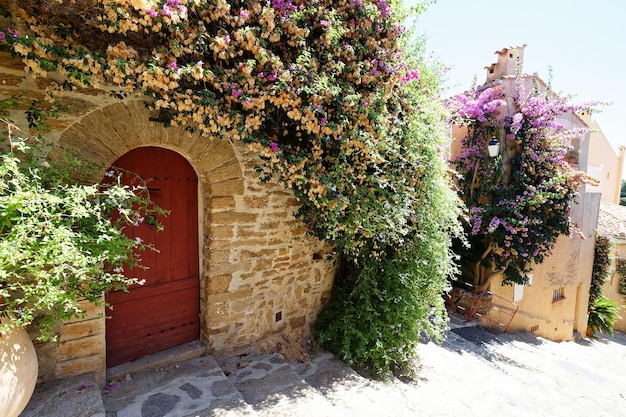 A vista da bela vila no sul da França Bormes les mimosa village