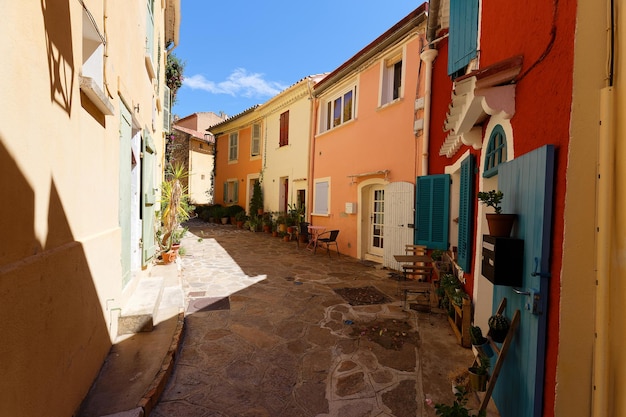 A vista da bela vila no sul da França Bormes les mimosa village