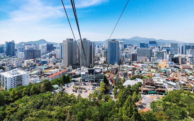 Foto a vista da cidade do teleférico para a torre nseoul, um destino turístico popular em seul