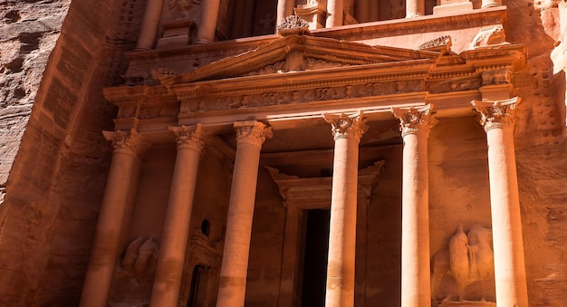 A vista da fachada de AlKhazneh ou do Tesouro em Petra Jordan
