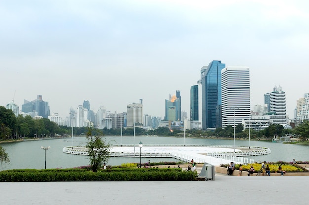 A vista da fonte do Queen Sirikit National Convention Center em Bangkok Tailândia