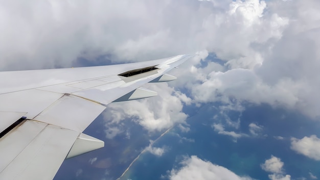 A vista da janela do avião enquanto voava no céu.