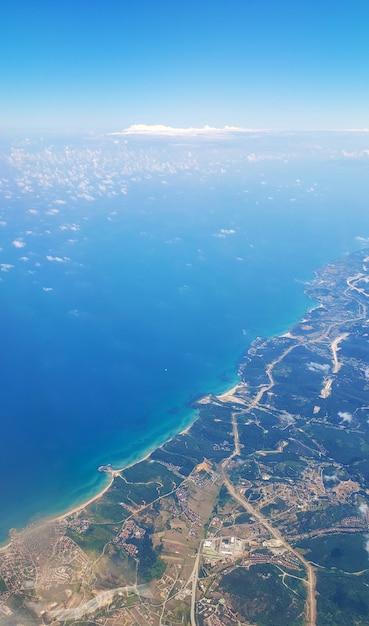 A vista da janela do avião para o solo. Paisagem vista do céu.