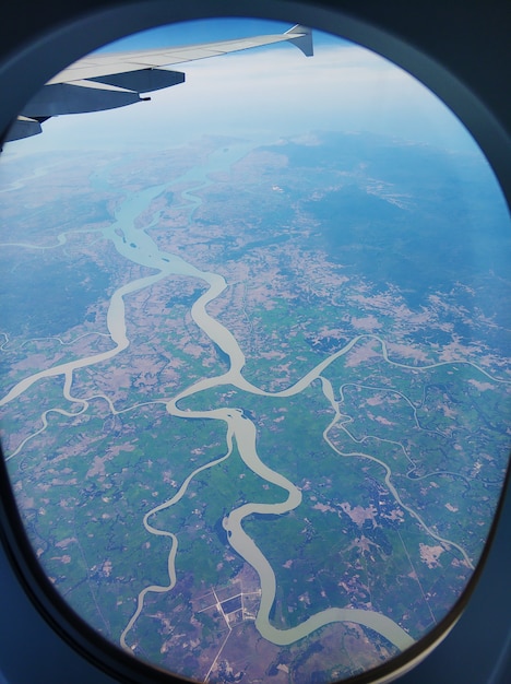 A vista da janela do avião para o solo. paisagem vista do céu.