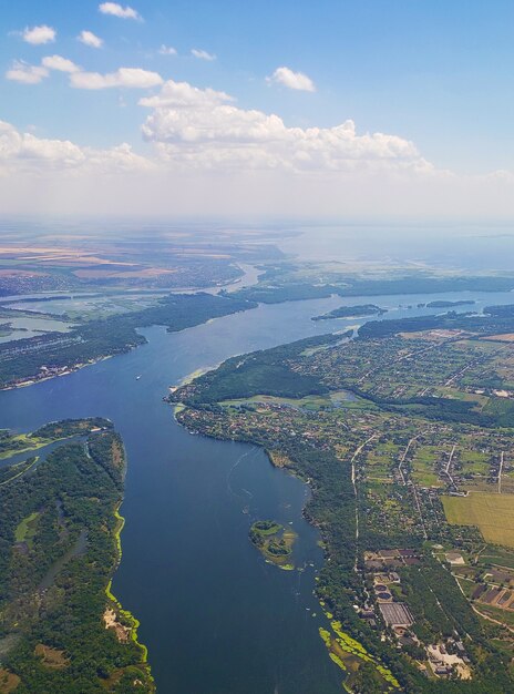 A vista da janela do avião para o solo. Paisagem vista do céu.