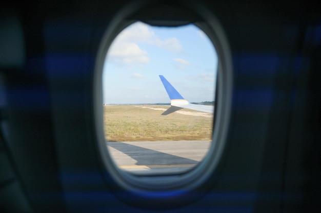 a vista da janela do avião simboliza a maravilha e a emoção de viajar a vastidão e a beleza do