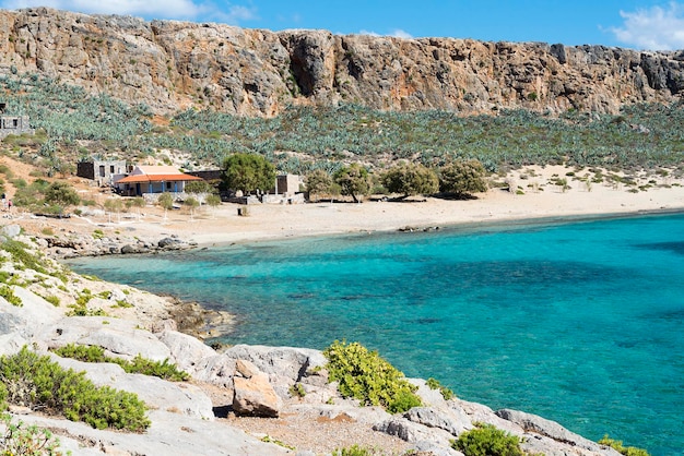 A vista da praia as montanhas e o mar