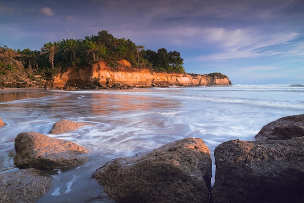 A vista da praia rochosa em um dia ensolarado