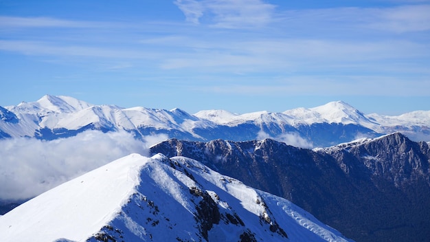 Foto a vista das montanhas de tahtal, também conhecidas como olympus, é uma montanha perto da cidade de antalya