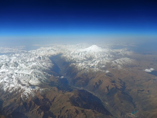 A vista das montanhas do Cáucaso do avião