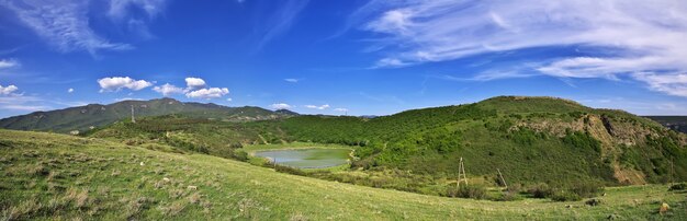 A vista das montanhas e rios em jvari, na geórgia