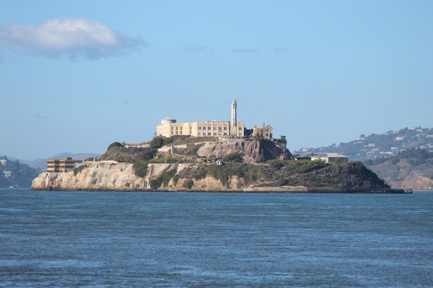 Foto a vista de alcatraz do cais em san francisco