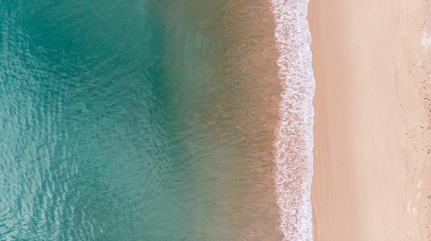 A vista de cima de uma bela praia