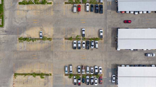 A vista de cima do estacionamento com os drones