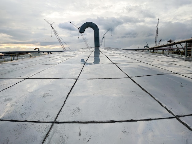 A vista de cima do tanque de armazenamento de óleo de cozinha e óleo de palma bruto