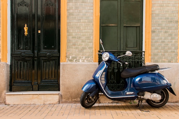 A vista de um &quot;trotinette&quot; do vespa do vintage estacionou em uma cidade espanhola.