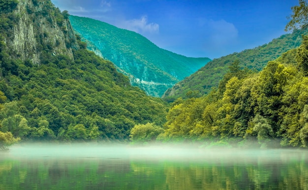 Foto a vista do belo lago em matka canyon nos arredores de skopje. macedonia