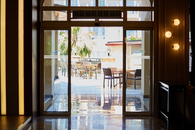 A vista do hotel para o terraço de verão através das portas de vidro abertas conceito de viagem foto de alta qualidade