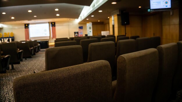 Foto a vista do interior do espaço propício para palestras, conferências e sala de apresentações