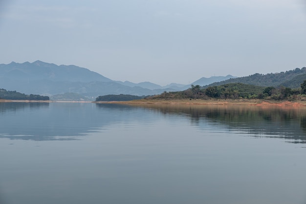 A vista do lago em um dia nublado no outono