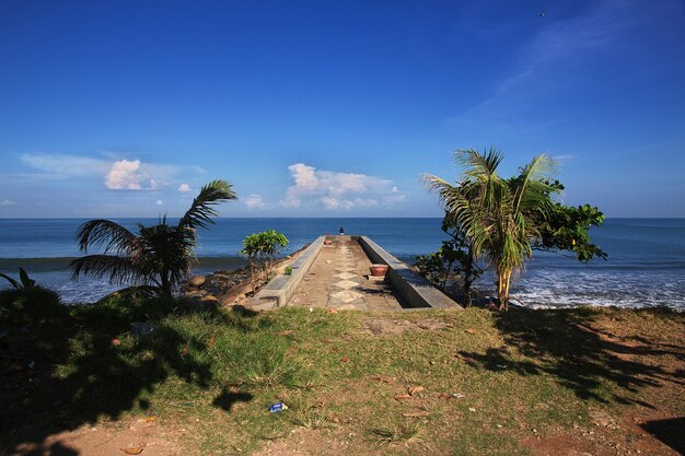 A vista do mar na cidade de Padang, Indonésia