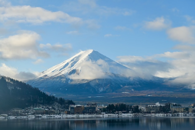 A vista do Monte Fuji, no Japão, no inverno, com neve cobrindo todo o lado