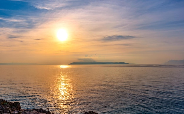 A vista do pôr do sol, costa do Adriático, Croácia.