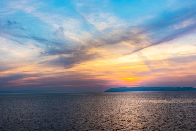 A vista do pôr do sol, costa do Adriático, Croácia.