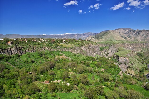 A vista do templo de garni nas montanhas do cáucaso, armênia